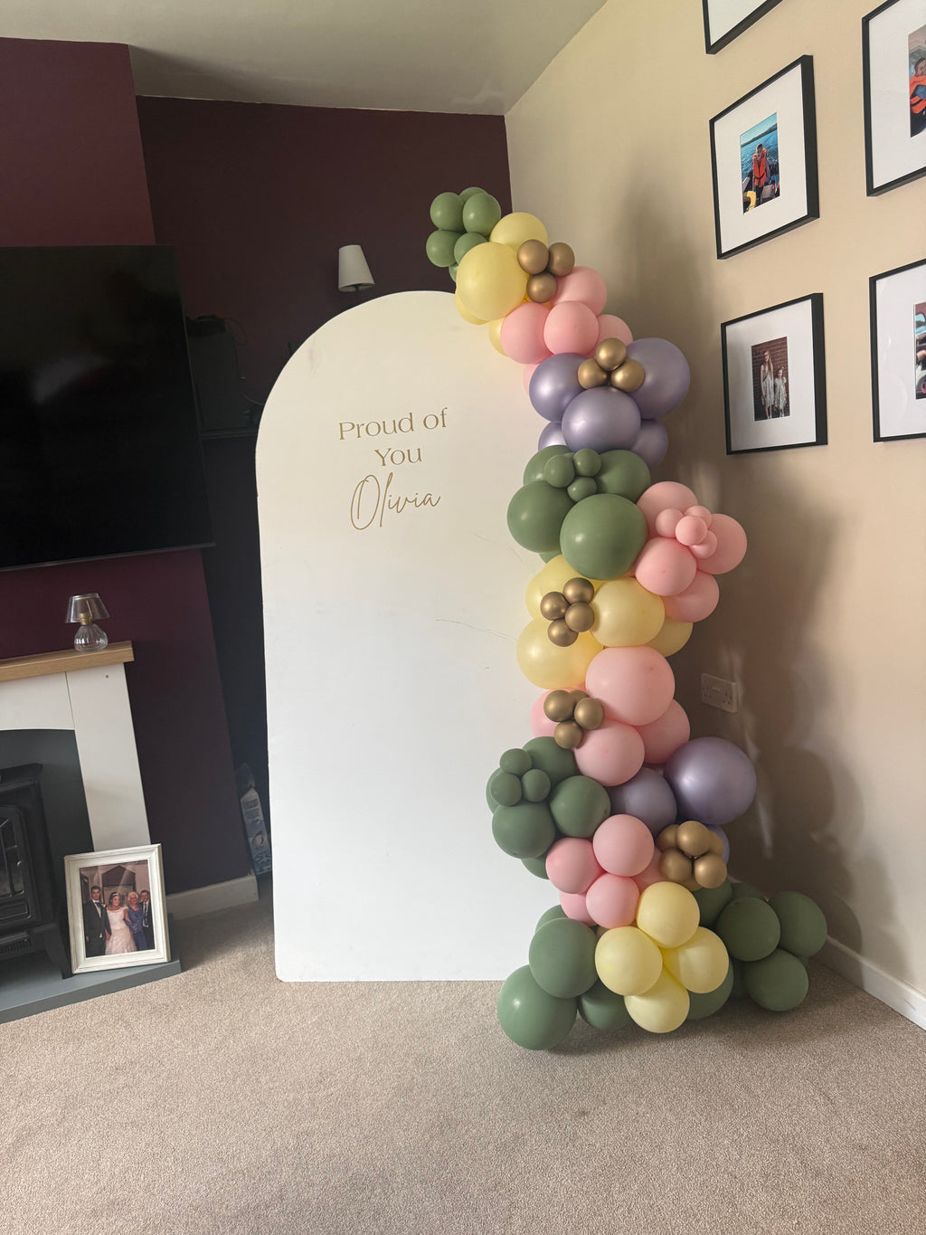 Singular board with balloons